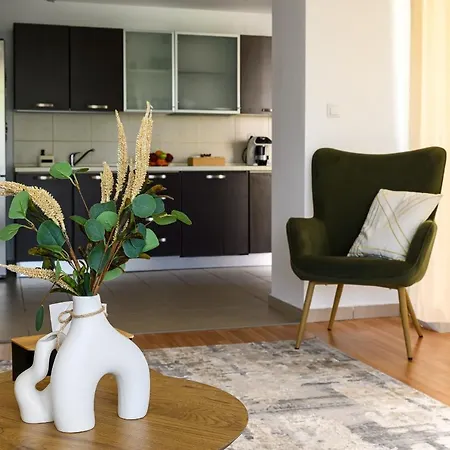 Eme-rose Condo, Free Guarded Parking & Gym Apartment *