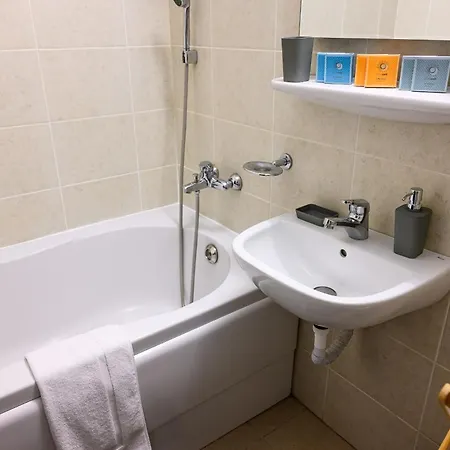 Eme-rose Condo, Free Guarded Parking & Gym