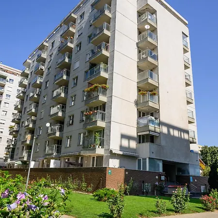 Apartment Eme-rose Condo, Free Guarded Parking & Gym *